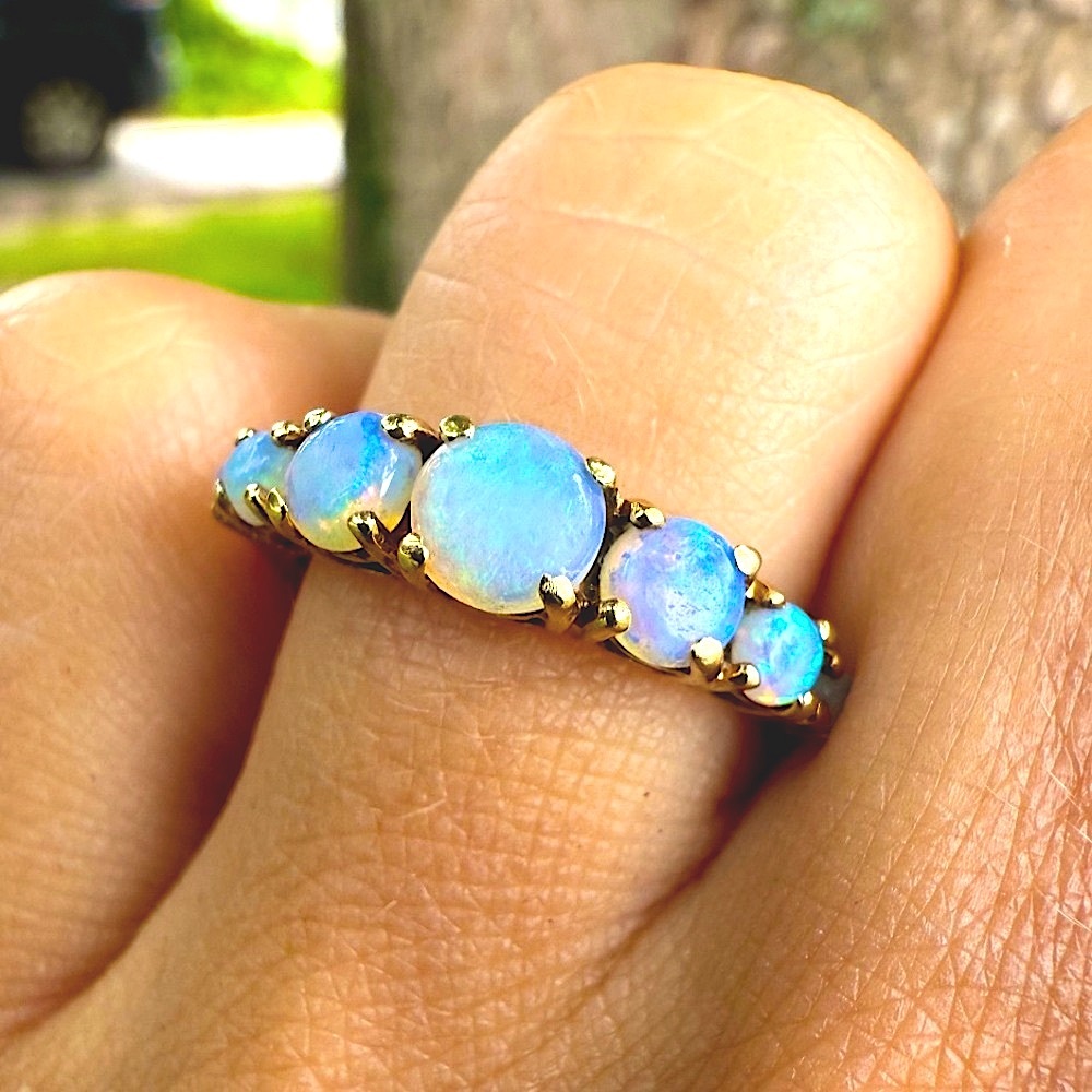 Solid Gold 9Karat Vintage Woman’s Ring with Real Opal in Mint Condition.
